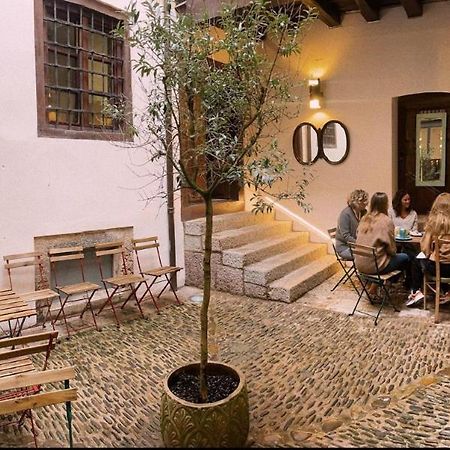 Quartier Leon Hostel Jabalquinto Bagian luar foto