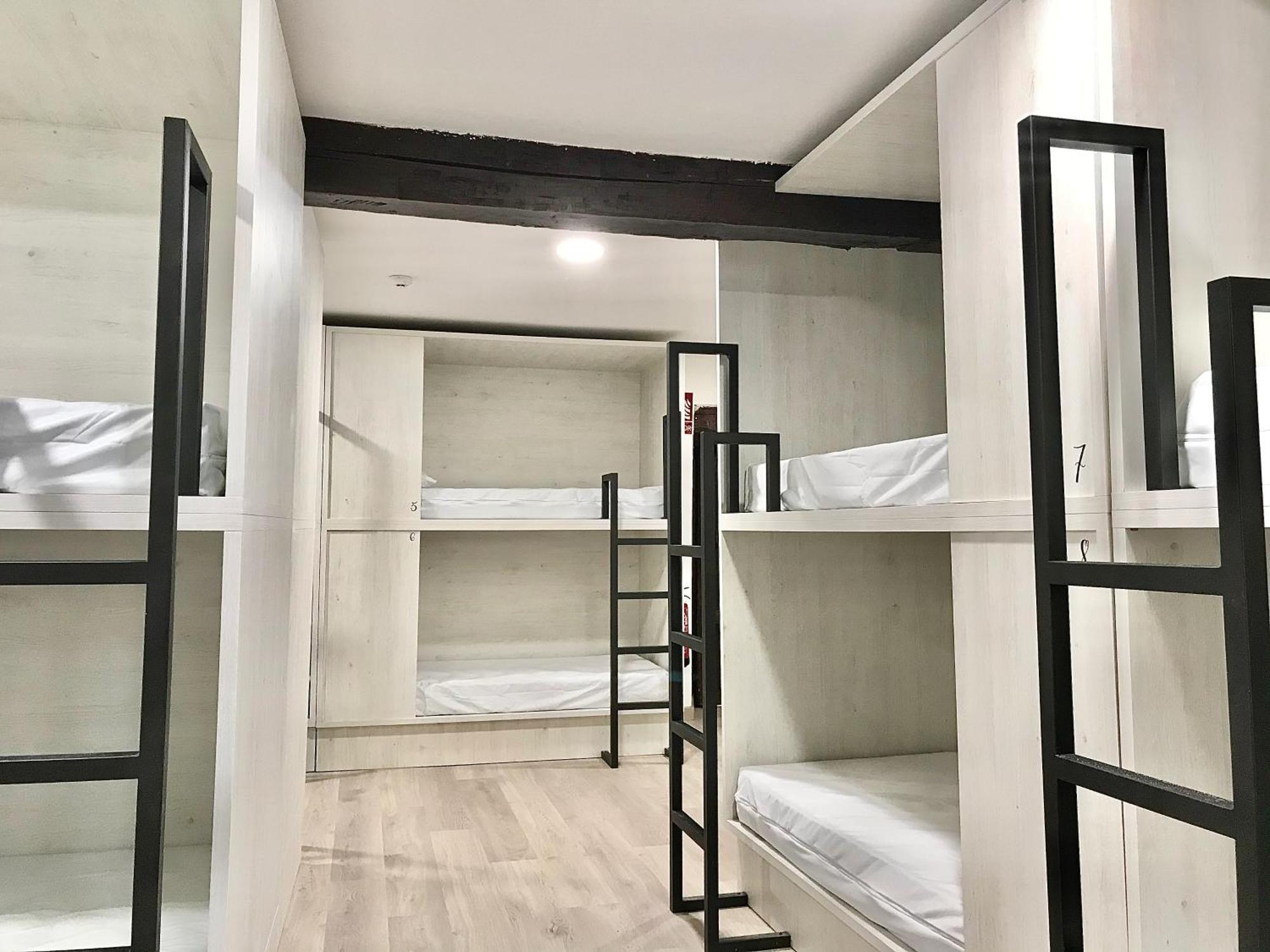 Quartier Leon Hostel Jabalquinto Bagian luar foto