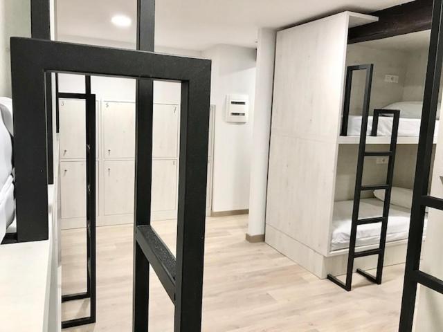 Quartier Leon Hostel Jabalquinto Bagian luar foto