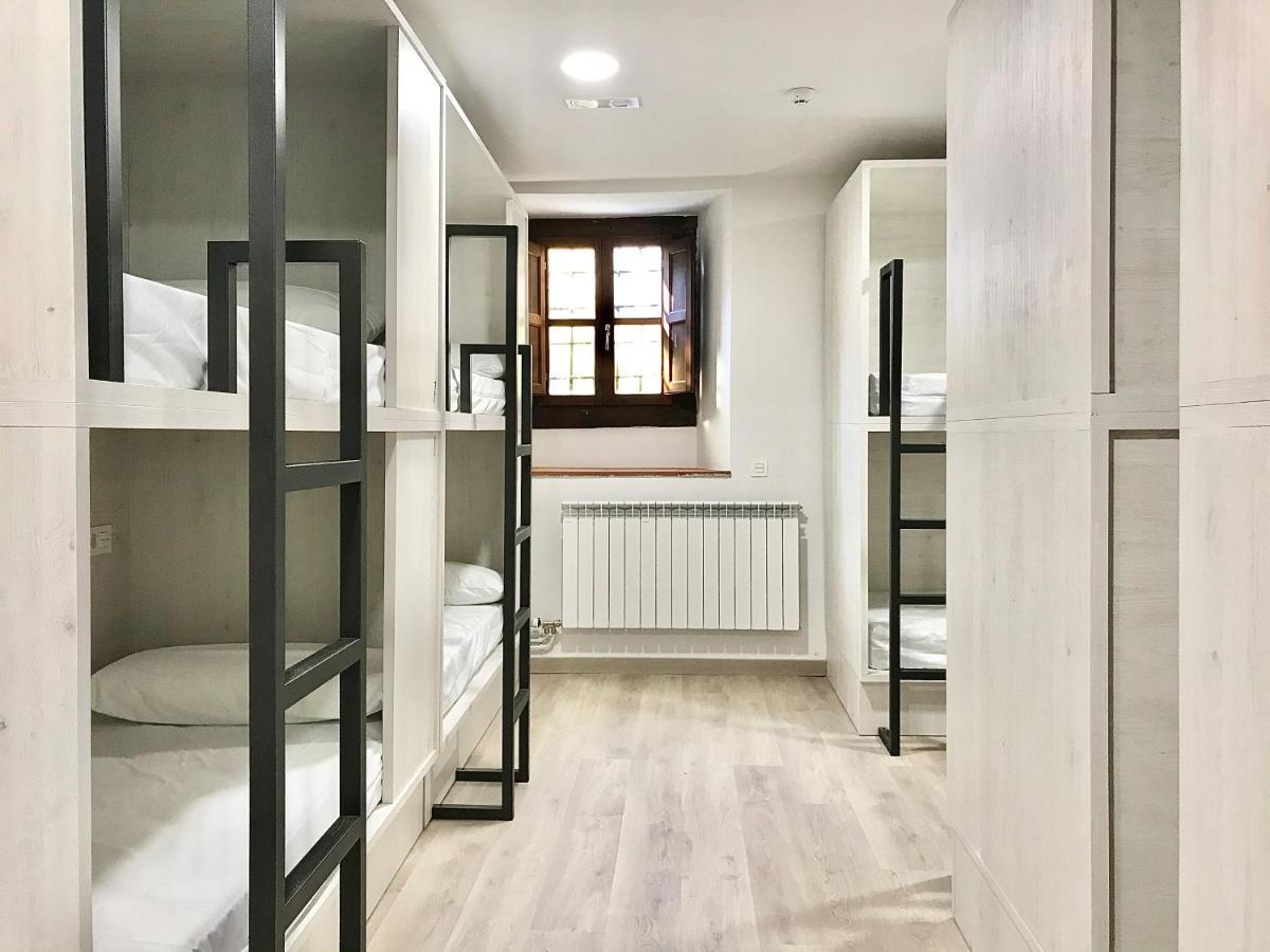 Quartier Leon Hostel Jabalquinto Bagian luar foto