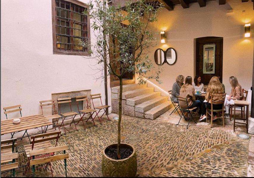 Quartier Leon Hostel Jabalquinto Bagian luar foto