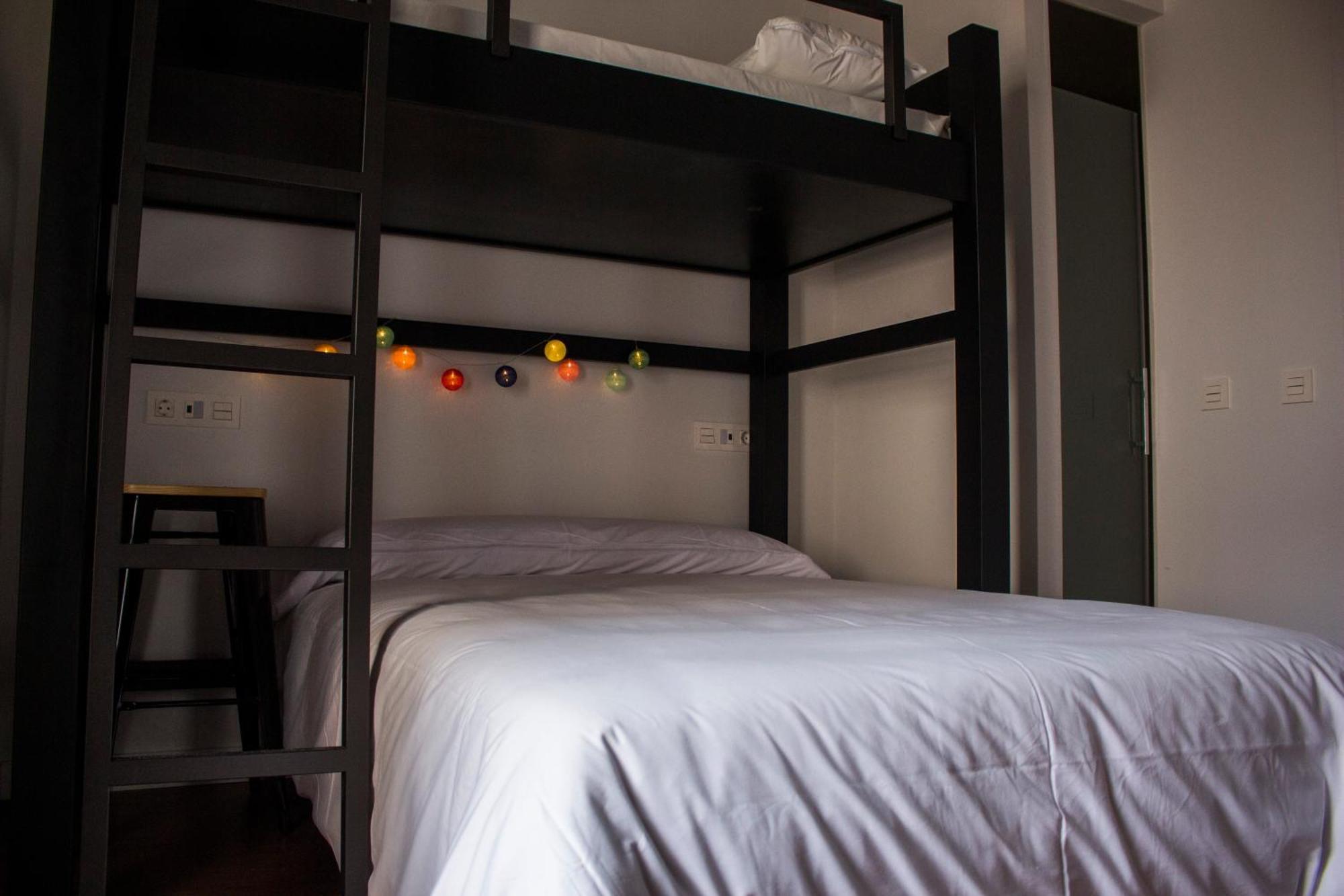 Quartier Leon Hostel Jabalquinto Bagian luar foto