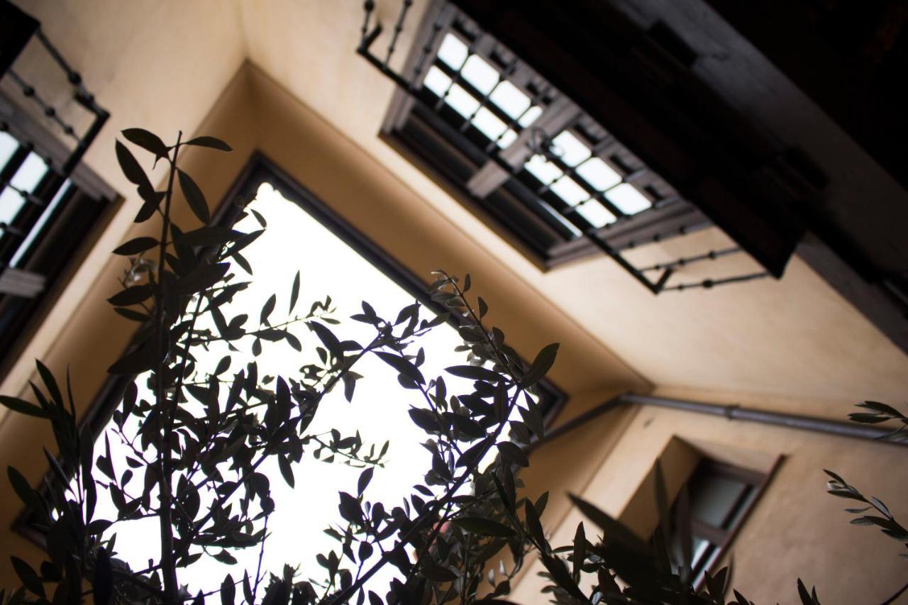 Quartier Leon Hostel Jabalquinto Bagian luar foto