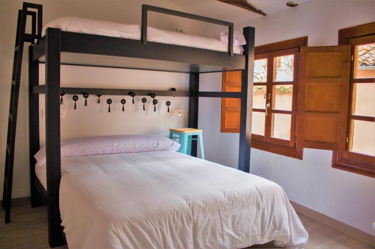 Quartier Leon Hostel Jabalquinto Bagian luar foto