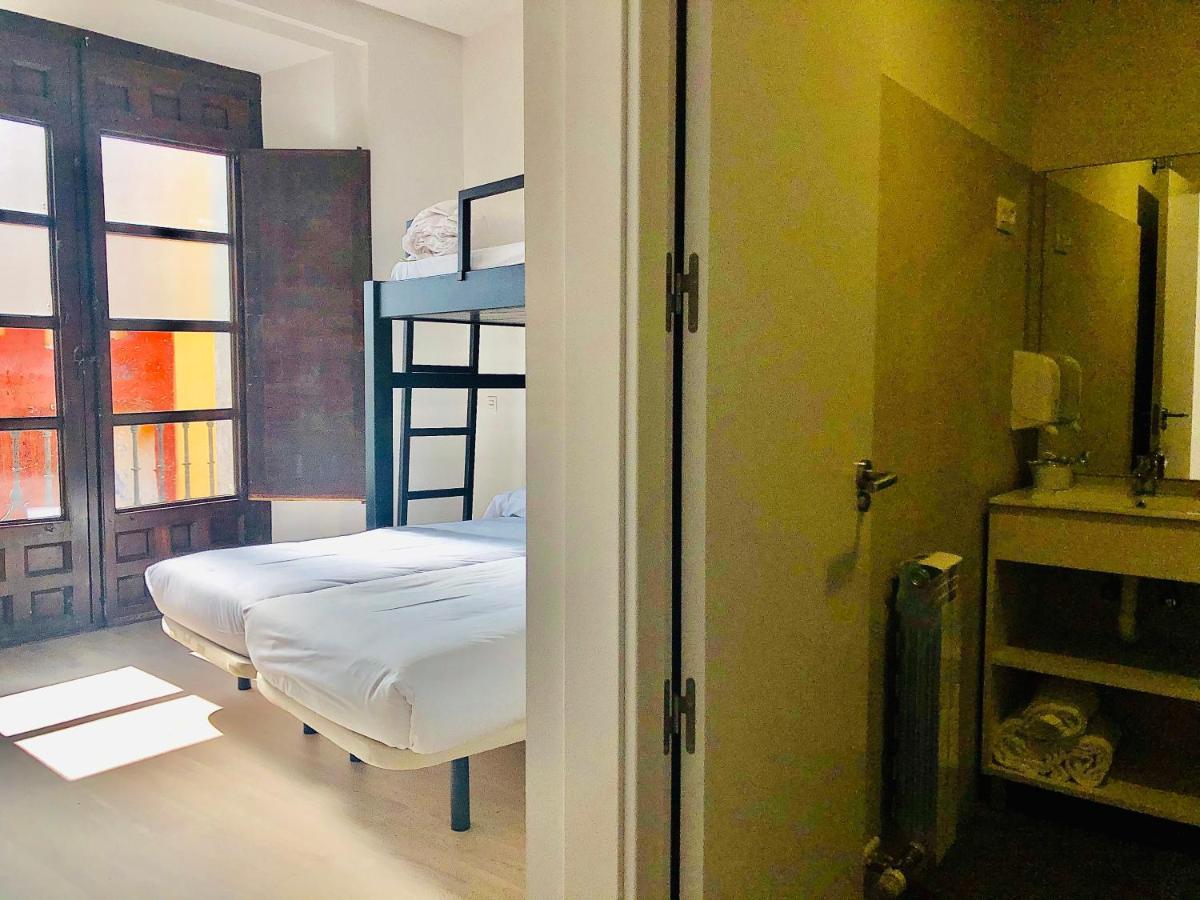 Quartier Leon Hostel Jabalquinto Bagian luar foto