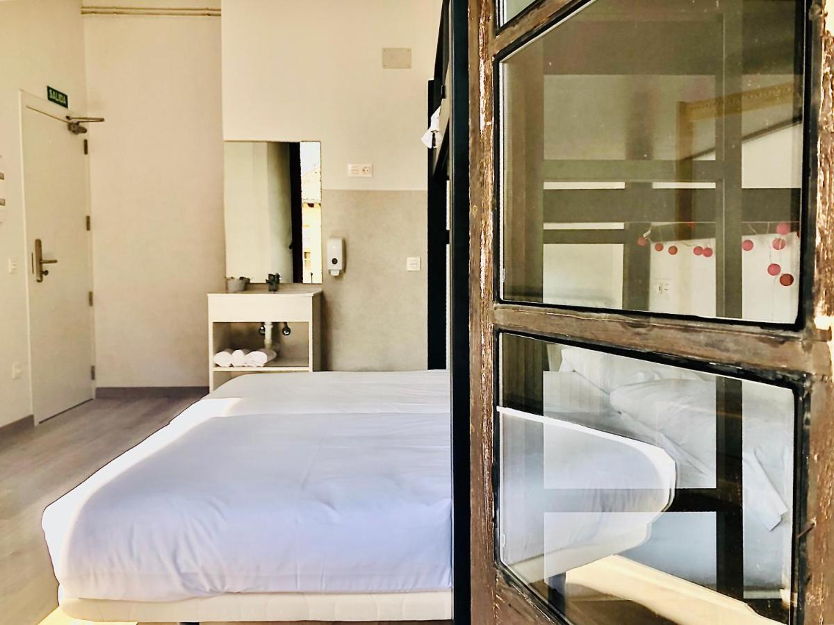 Quartier Leon Hostel Jabalquinto Bagian luar foto