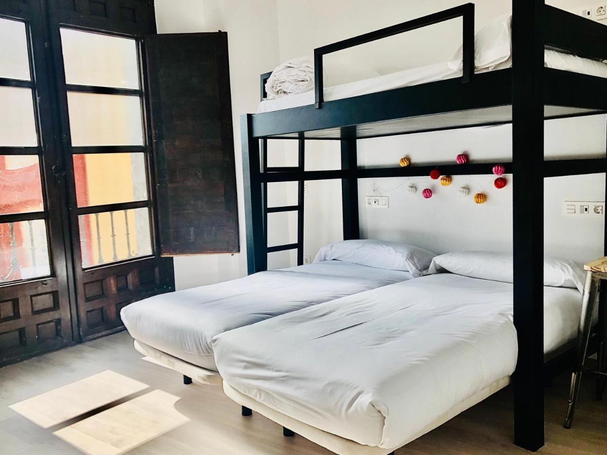 Quartier Leon Hostel Jabalquinto Bagian luar foto