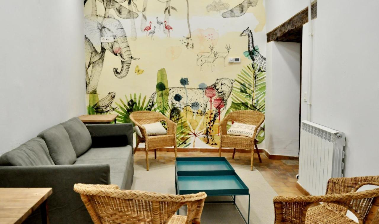 Quartier Leon Hostel Jabalquinto Bagian luar foto