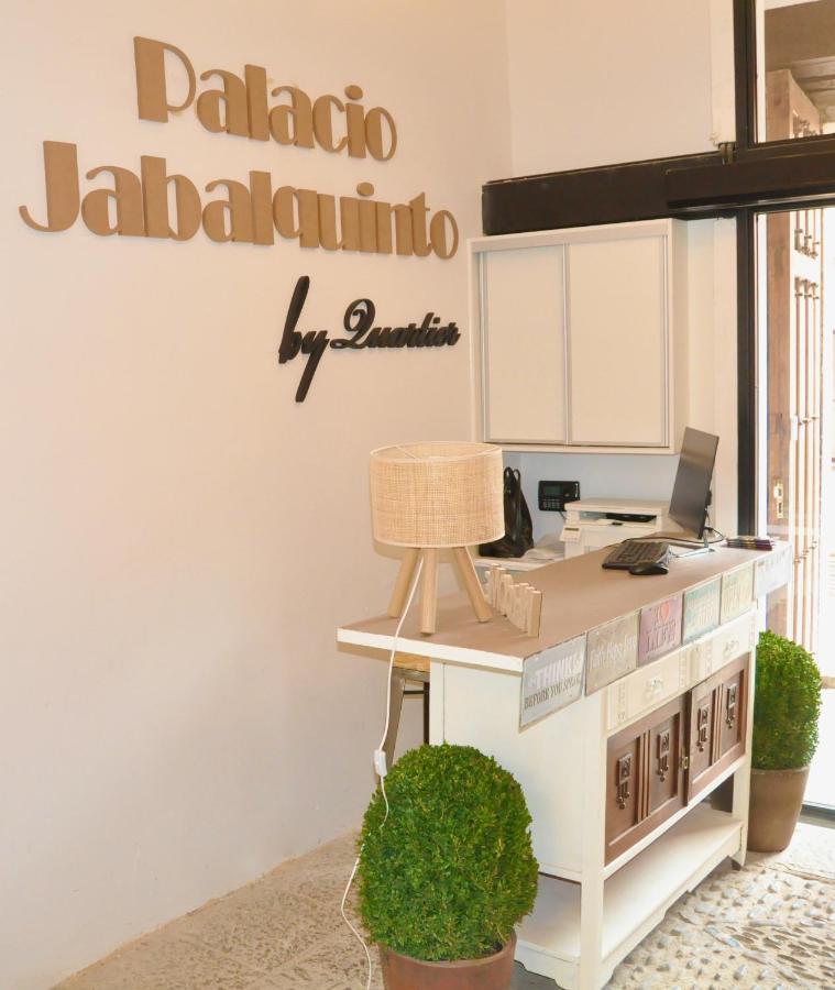 Quartier Leon Hostel Jabalquinto Bagian luar foto