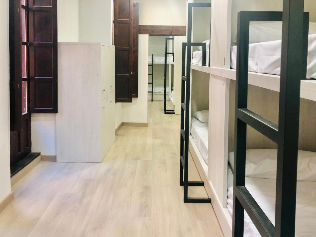 Quartier Leon Hostel Jabalquinto Bagian luar foto