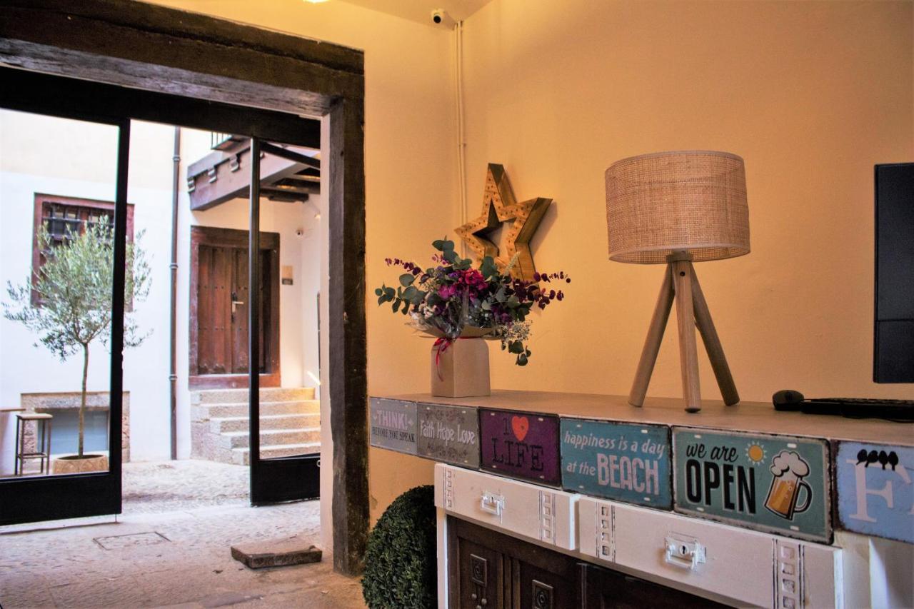 Quartier Leon Hostel Jabalquinto Bagian luar foto