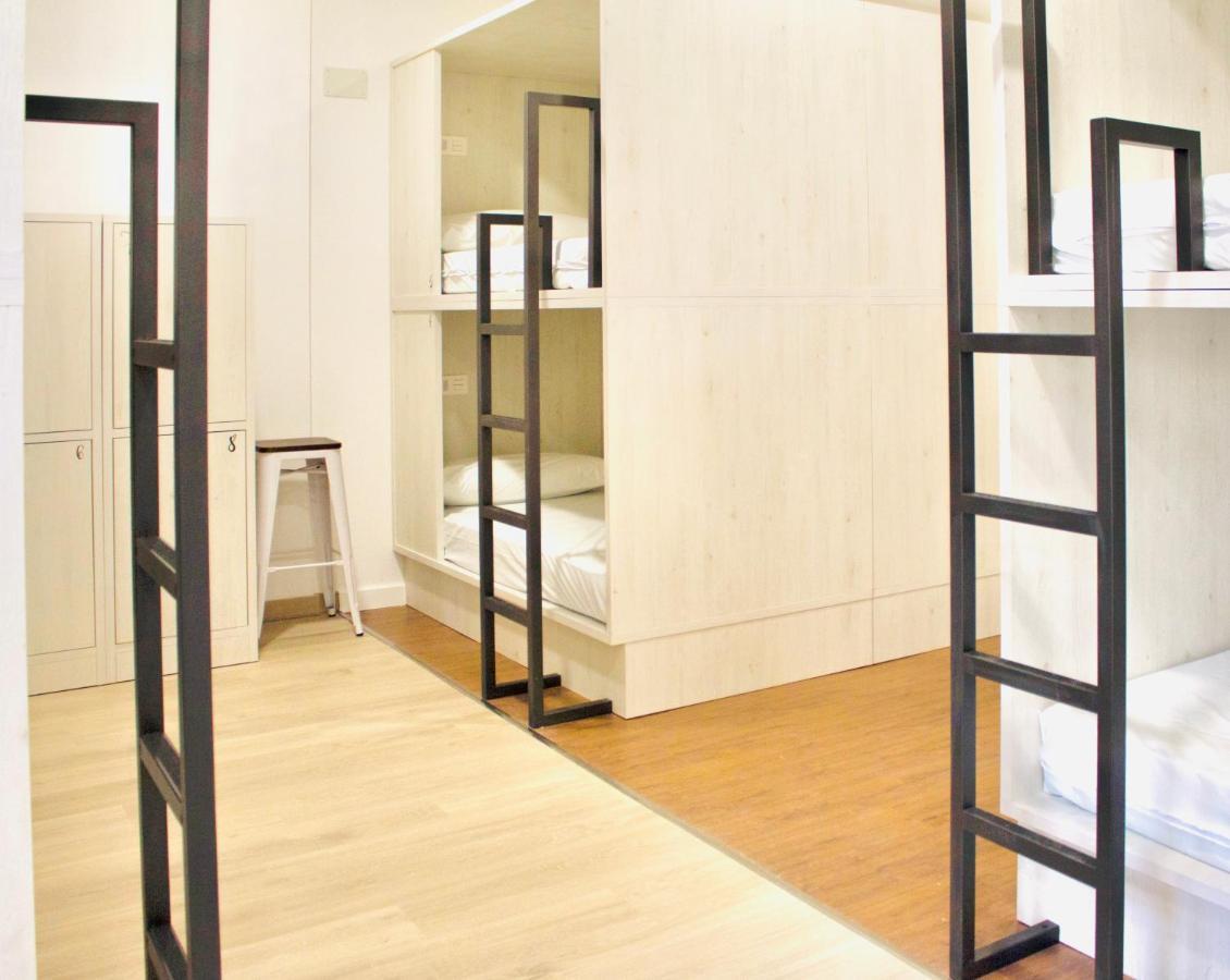 Quartier Leon Hostel Jabalquinto Bagian luar foto